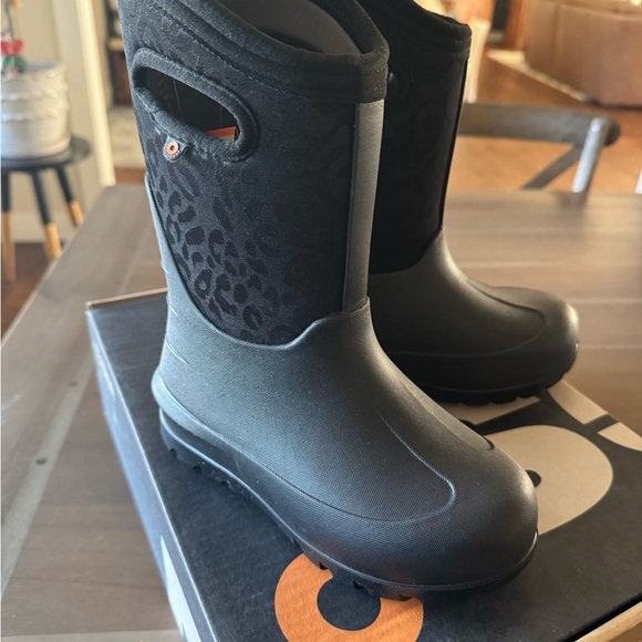 NWT Bogs Kids Black Patterned Boots - Picture 1 of 8